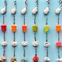 様々な色とサイズのマイクロスピナーベイトが並べられ、オプションの豊富さを示す。